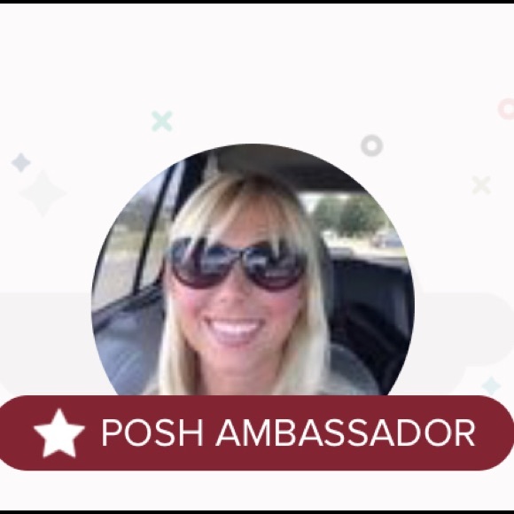 Meet your posher! ♡ - Picture 3 of 4